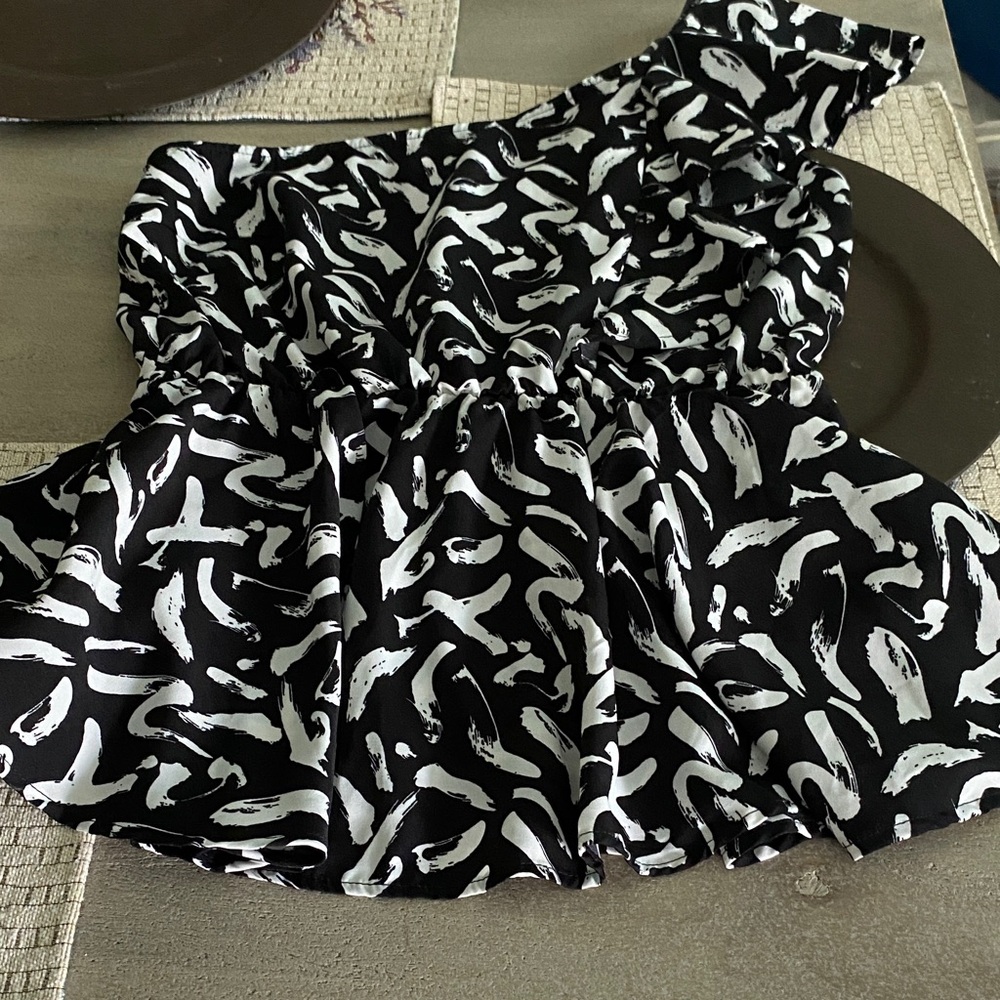 Gilli Asymmetrical Black and White Ruffled Blouse